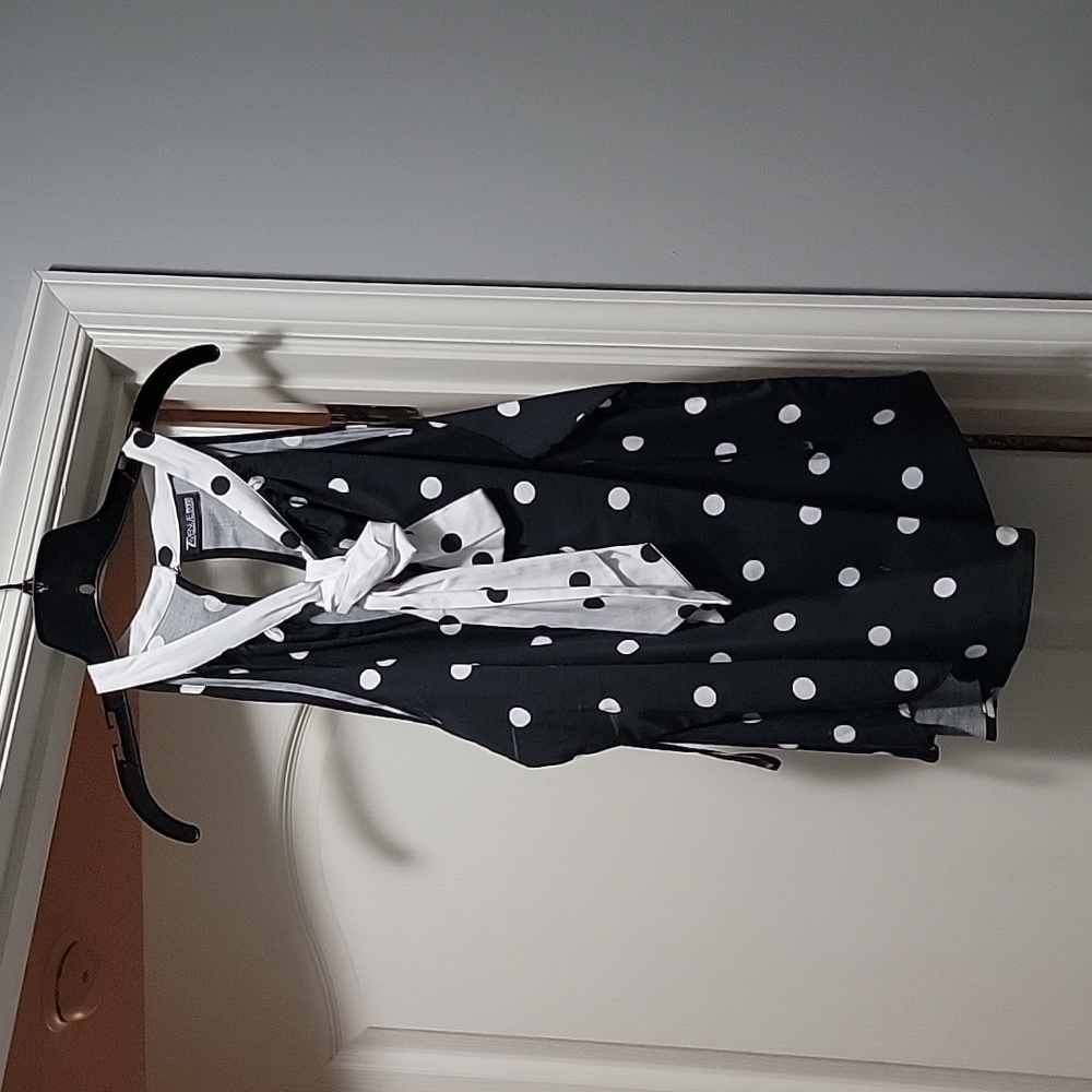 Sleeveless black and white top